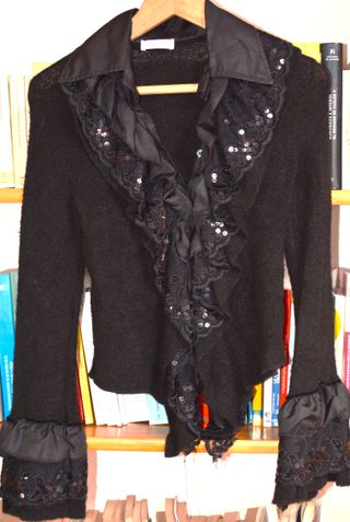 Chaqueta negra con volantes y lentejuelas