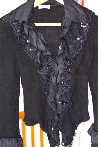 Chaqueta negra con volantes y lentejuelas