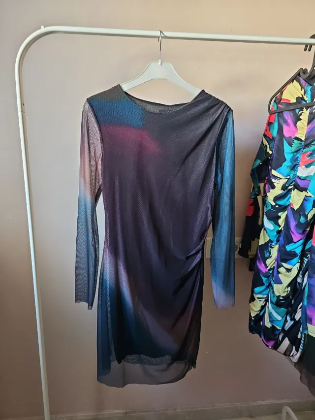 Vestido negro con transparencias y mangas