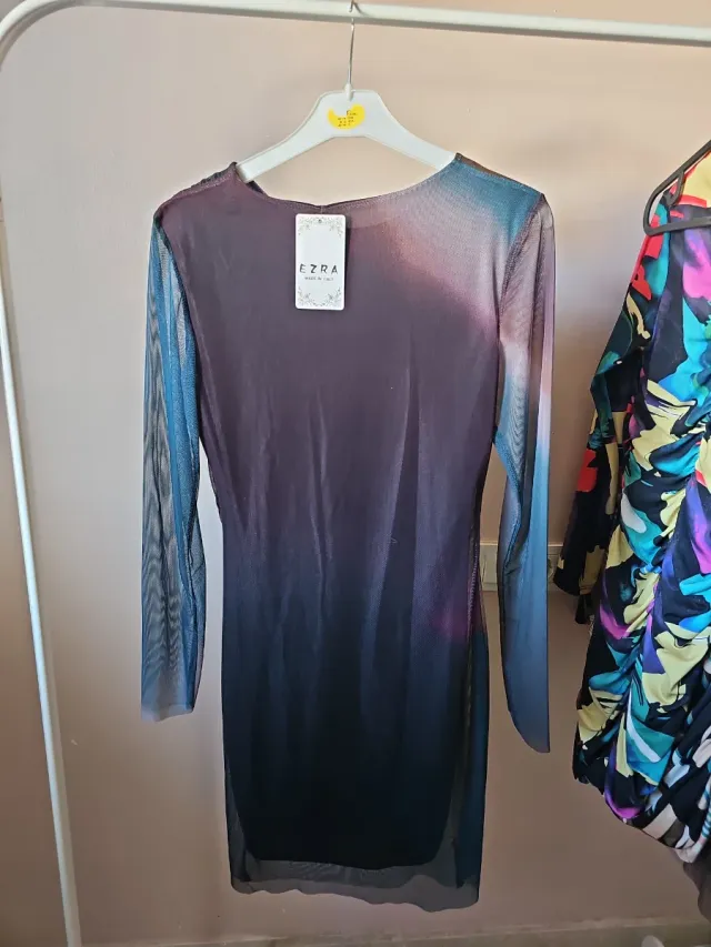 Vestido negro con transparencias y mangas