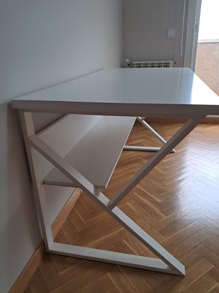Escritorio de diseño blanco con estante