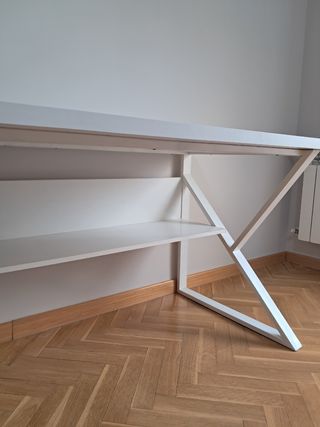 Escritorio de diseño blanco con estante