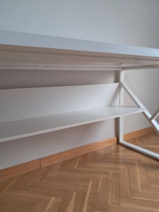 Escritorio de diseño blanco con estante