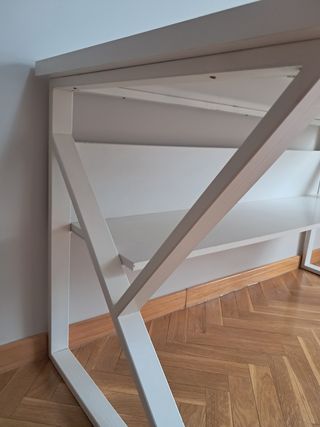 Escritorio de diseño blanco con estante