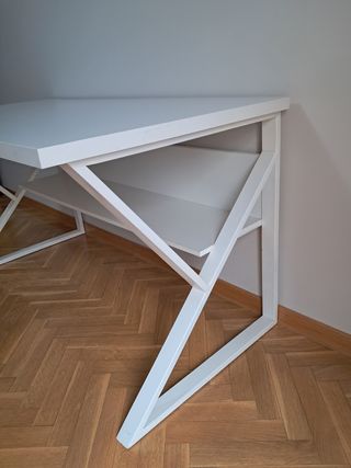 Escritorio de diseño blanco con estante