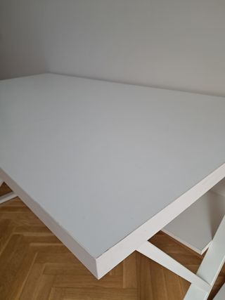 Escritorio de diseño blanco con estante