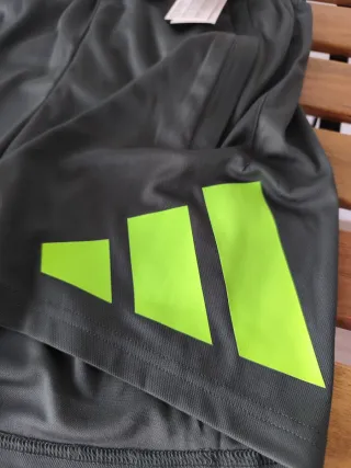 Pantalón corto deportivo Adidas verde