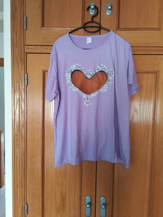 Camiseta violeta con corazón brillante