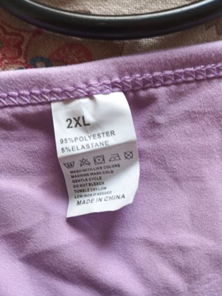 Camiseta violeta con corazón brillante