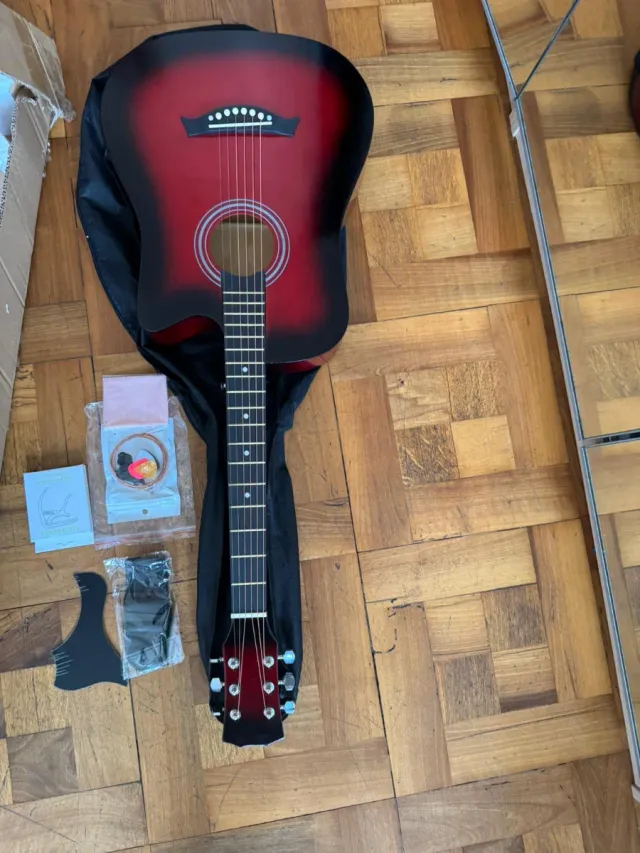 Guitarra 38 Tilo Roja