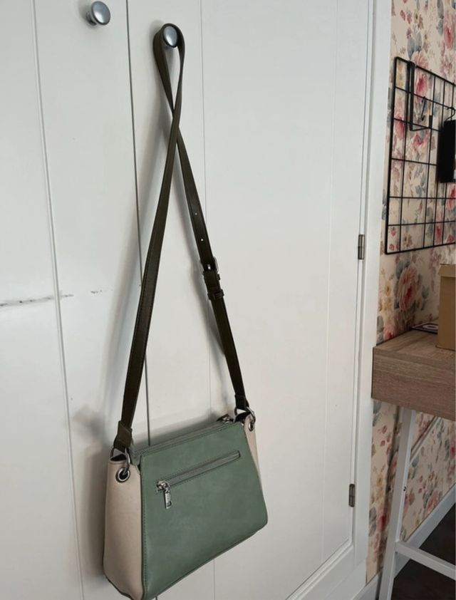 Bolso bandolera bicolor beige y verde azulado. 