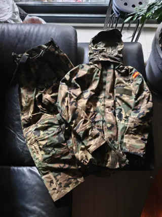 Traje impermeable ejército español