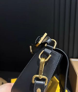 Borsa Fendi Baguette in pelle nera e oro