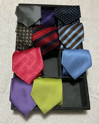 Organizador de corbatas de piel negro