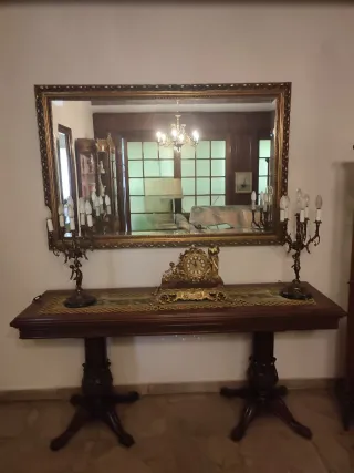 Mesa consola con espejo, candelabros y reloj