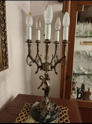 Mesa consola con espejo, candelabros y reloj