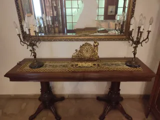 Mesa consola con espejo, candelabros y reloj