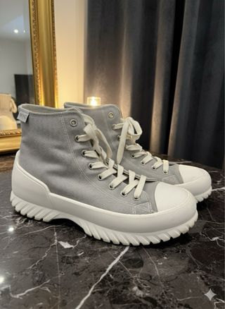 Zapatillas altas grises con detalles brillantes