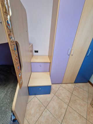 Cameretta a ponte con letto e armadio
