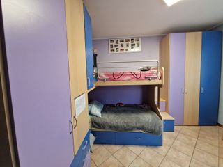 Cameretta a ponte con letto e armadio