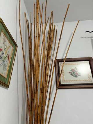 Jarrón de mármol con ramas de bambú