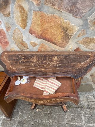 Mueble antiguo de madera y cuero