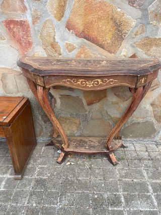 Mueble antiguo de madera y cuero