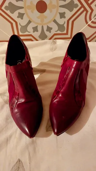 Botines rojos de piel, sin apenas uso.