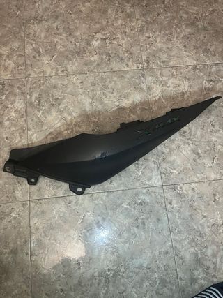 Tapa lateral trasera XMAX 2021