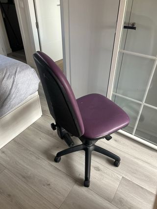 Silla de escritorio morada y negra