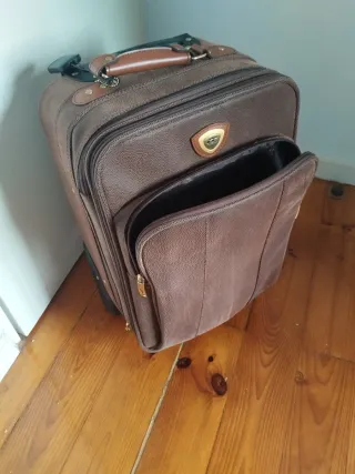 Maleta de viaje marrón con ruedas