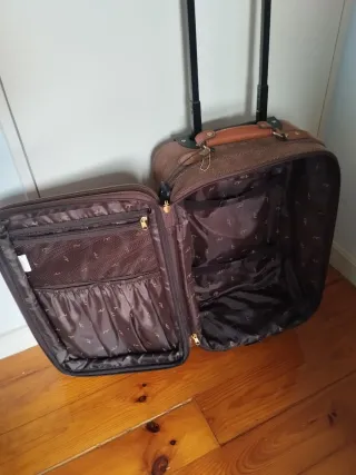 Maleta de viaje marrón con ruedas