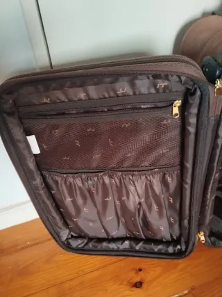 Maleta de viaje marrón con ruedas