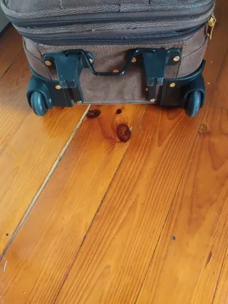 Maleta de viaje marrón con ruedas