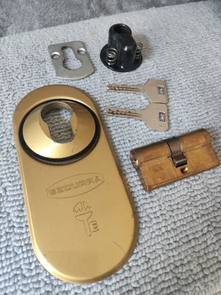 Cerradura Ezcurra Bombín escudo y 4 Llaves