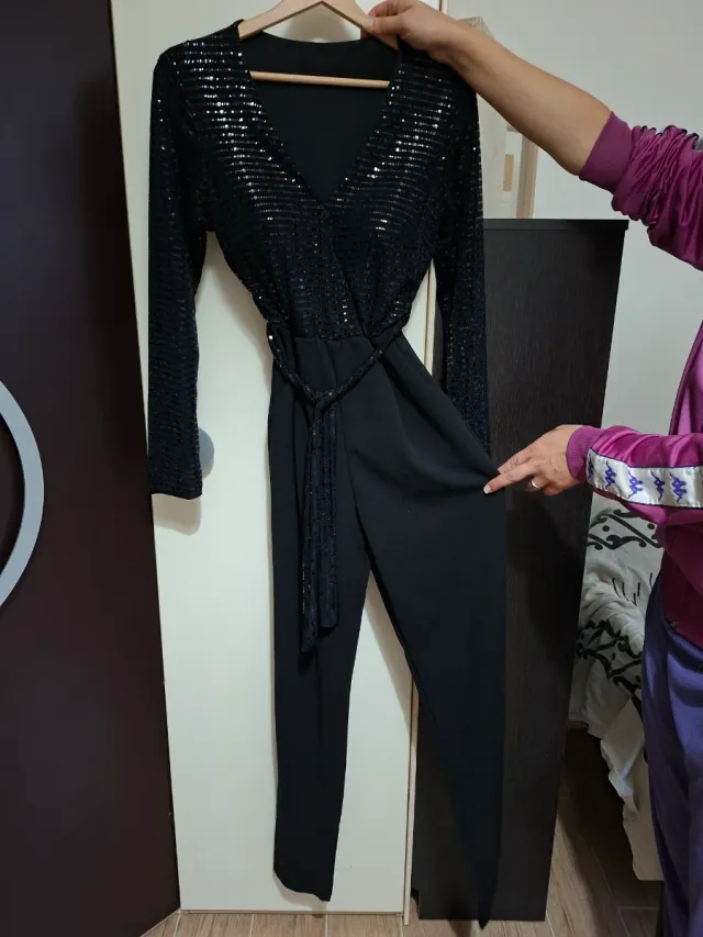 Tuta elegante nera con paillettes