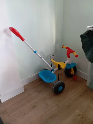 Triciclo infantil con manillar