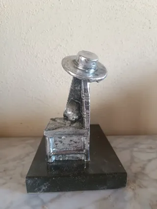 Guitarra, Silla y Sombrero con Peana