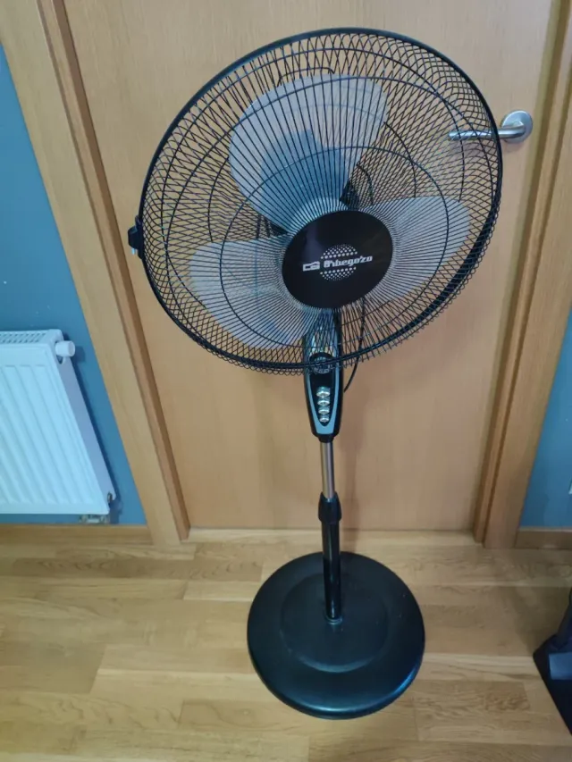 Ventilador de pie Orbegozo negro y plateado