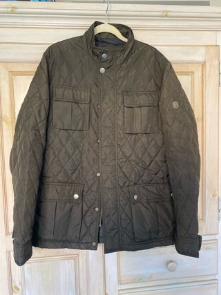 Parka marrón acolchada repelente al agua