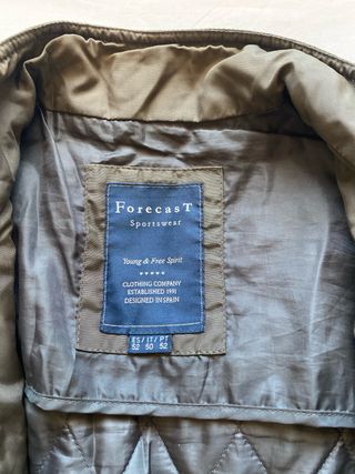 Parka marrón acolchada repelente al agua