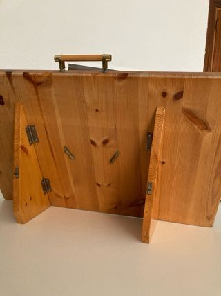 Atril de madera maciza con asa.