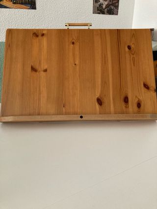 Atril de madera maciza con asa.