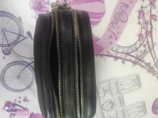 Bolso negro con cadena