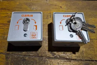 2 Interruptores Clemsa con bombillos amaestrados
