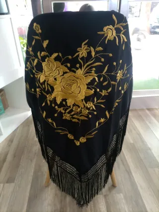 Mantón negro bordado dorado