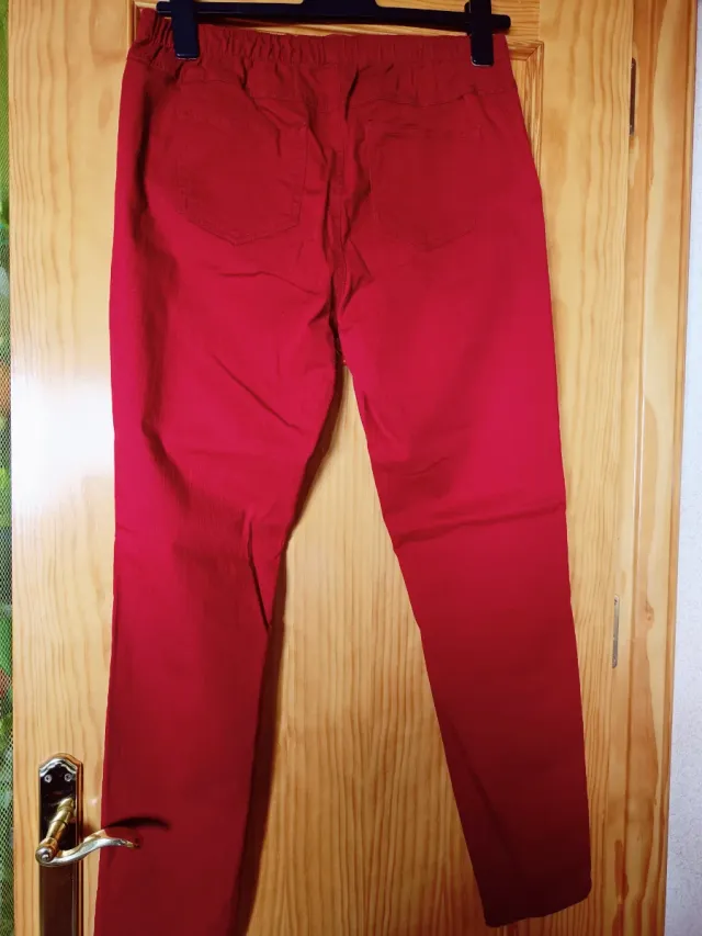 Pantalón vaquero burdeos