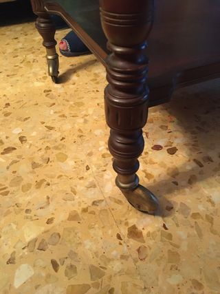 Mesa auxiliar TV madera maciza con ruedas
