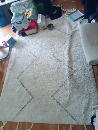 Alfombra de salón gris y blanca