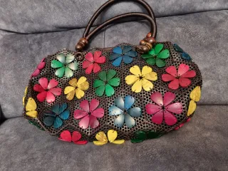Bolso de mano con flores de colores